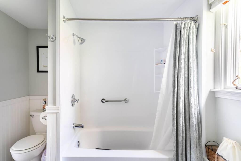 Unique Retreat With Private Patio, 4 King Beds And Bbq Vila Groton Exterior foto